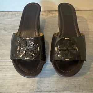 Tory Burch slip on sandals size 5 1/2
EUC